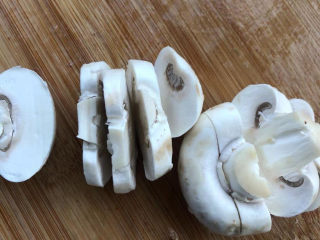 陈皮乳鸽汤,蘑菇浸泡清洗后切片。