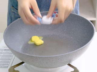 多味奶枣,不粘锅预热倒入黄油煮至融化