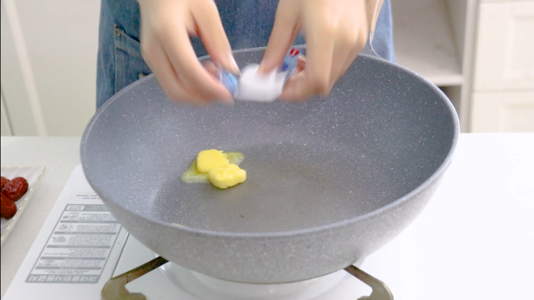多味奶枣,不粘锅预热倒入黄油煮至融化