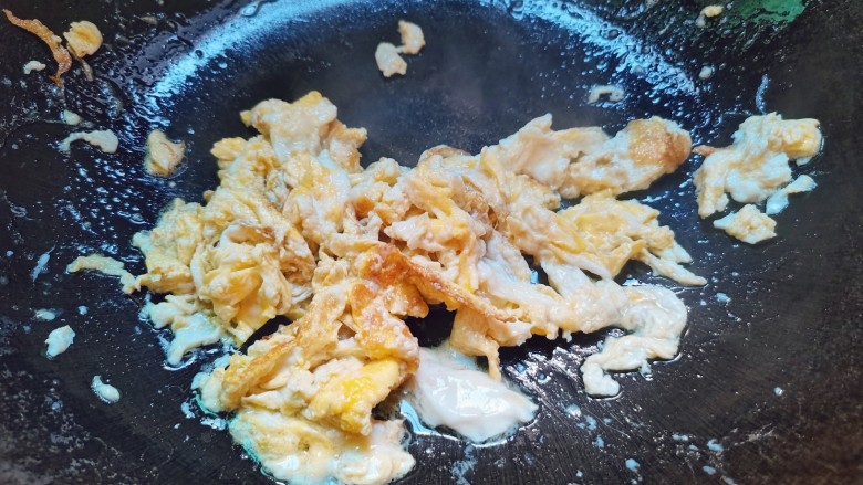 鸡蛋炒年糕,煎至成形后鸡蛋捞出