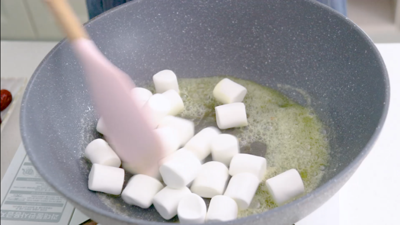 多味奶枣,倒入90克棉花糖搅拌，压拌