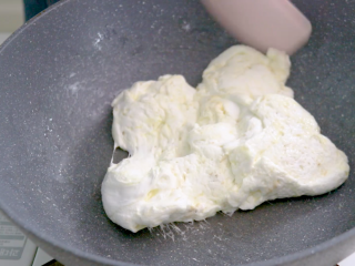 多味奶枣,翻拌至融化，注意一直要小火哦，倒入20克奶粉，充分翻拌均匀
