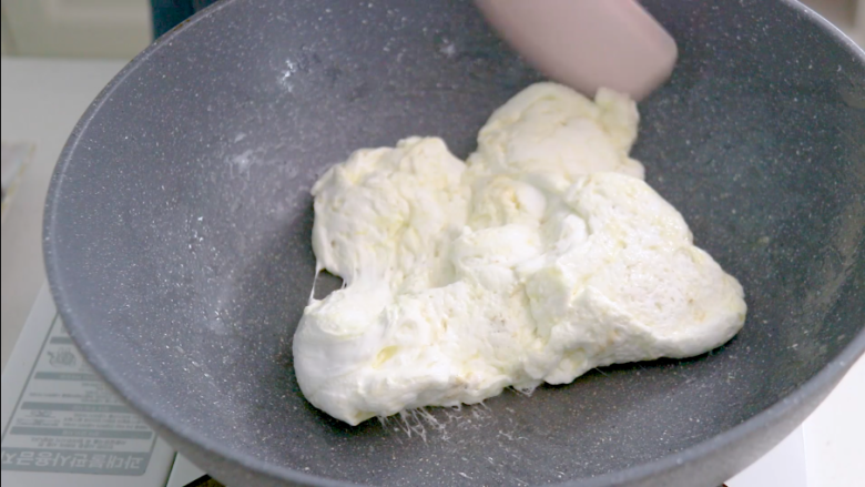 多味奶枣,翻拌至融化，注意一直要小火哦，倒入20克奶粉，充分翻拌均匀