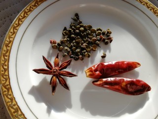 盐焗花生米,准备麻椒，八角，干辣椒。