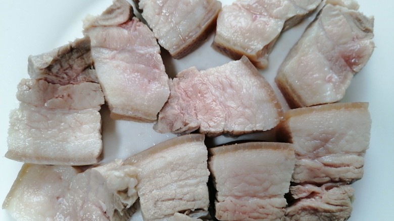 梅干菜烧肉,将五花肉捞出清洗干净并切成小块