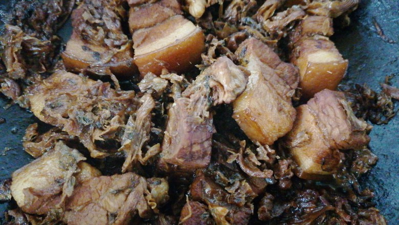 梅干菜烧肉,煮至汤汁收干肉软烂即可出锅