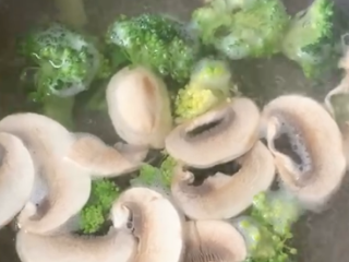 奶油蘑菇浓汤,西蓝花和白蘑菇提前入锅中汆烫成熟。