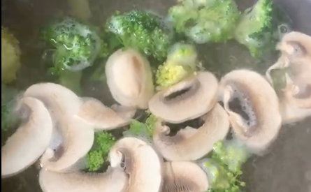 奶油蘑菇浓汤,西蓝花和白蘑菇提前入锅中汆烫成熟。