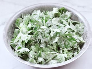 粉蒸芹菜叶,把芹菜叶和面粉搅拌均匀，芹菜叶片片都沾满面粉就可以了。
