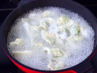 贝丁素三鲜水饺,锅里倒入适量清水煮沸后、放入包好的饺子，大火烧开后点少许清水、反复2次、看见所有的饺子都漂浮在水面上即可关火。