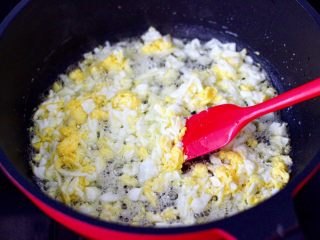 贝丁素三鲜水饺,油锅烧热后，把打散的鸡蛋液炒熟铲碎备用。