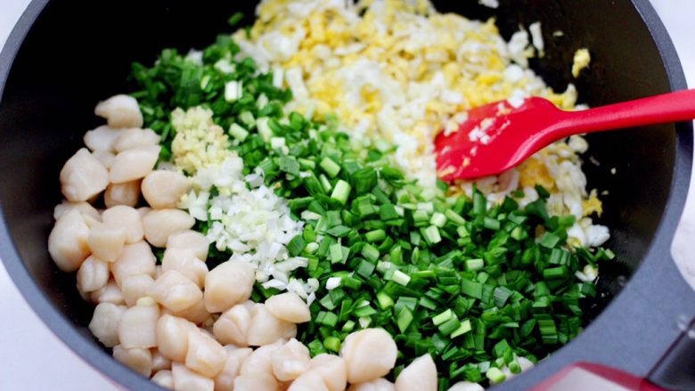 贝丁素三鲜水饺,把韭菜和葱<a style='color:red;display:inline-block;' href='/shicai/ 37'>姜</a>，切碎倒入炒鸡蛋的锅中，再放入腌制过的贝丁。