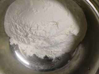 黑米馒头,2碗麦芯粉。（黑米面的延展性不好需要加些白面粉）