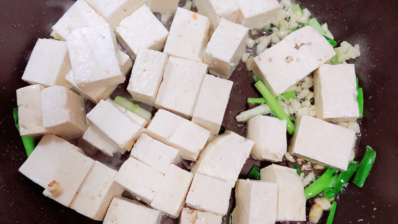 海参烧豆腐,放入豆腐翻炒均匀。