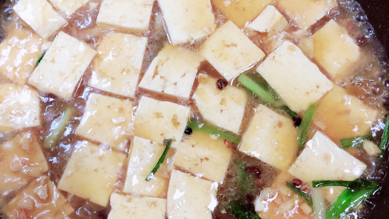 海参烧豆腐,加入水慢炖5分钟。