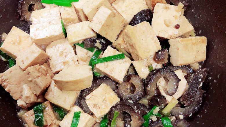 海参烧豆腐,翻炒均匀即可出锅了。