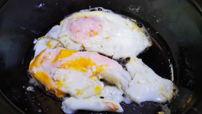 萝卜丝汤,将鸡蛋煎至两面金黄