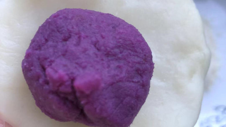 紫薯糯米糍,中间放上一个馅。