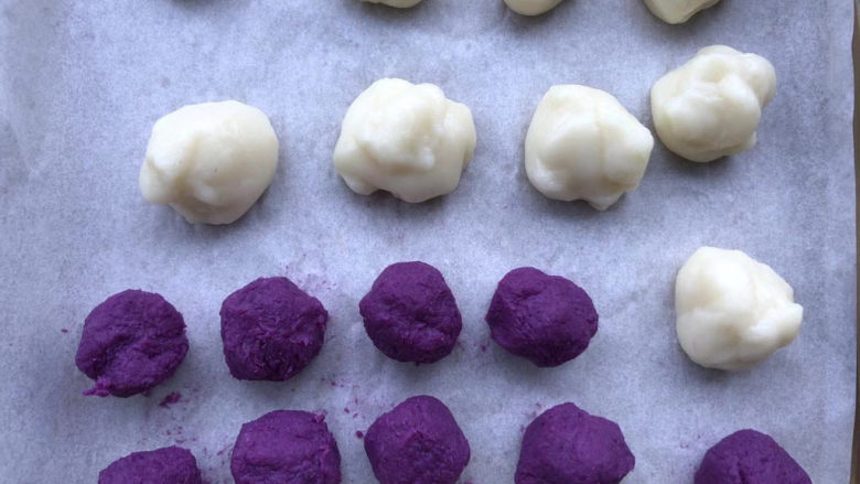 紫薯糯米糍,把皮和馅平均分成9份。