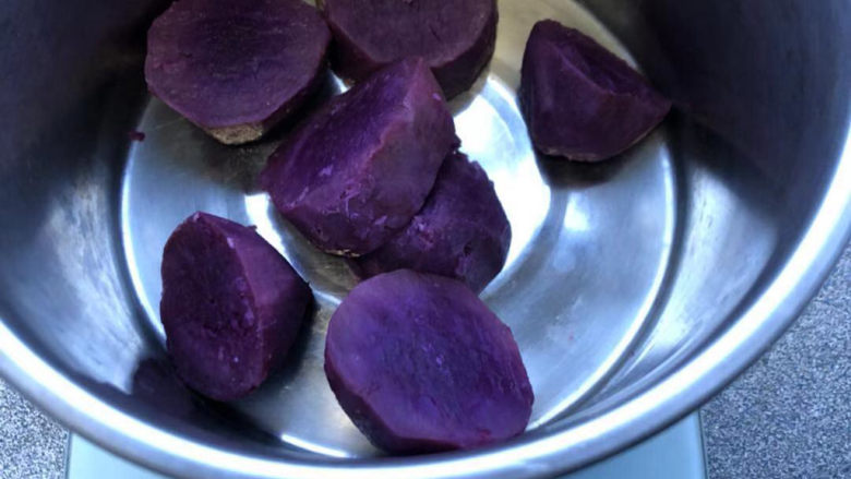 紫薯糯米糍,蒸熟后取150克，捣碎。