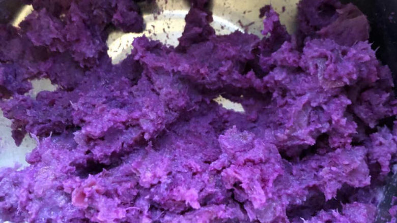 紫薯糯米糍,搅拌混合均匀。