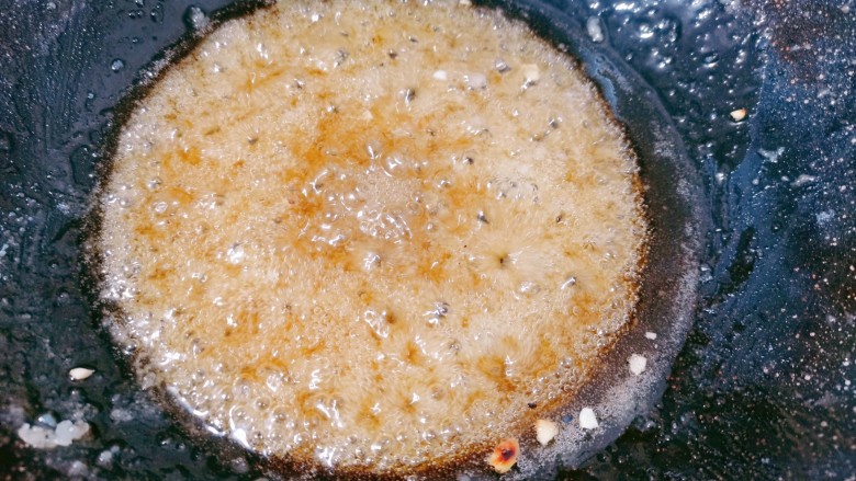 芝麻花生糖,小火慢炒，边炒边搅拌，炒至糖变黄色粘稠的糖浆时