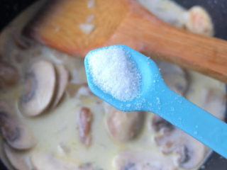 奶油蘑菇浓汤,加入细盐。