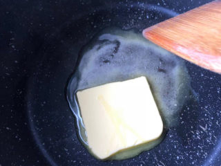 奶油蘑菇浓汤,黄油下锅小火融化。