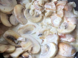 奶油蘑菇浓汤,小火烧开。