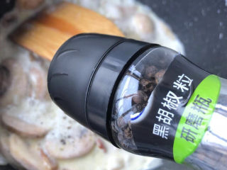 奶油蘑菇浓汤,撒入黑胡椒粉。