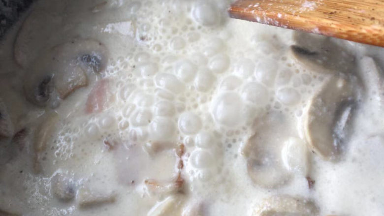 奶油蘑菇浓汤,搅拌均匀后略煮片刻即可。