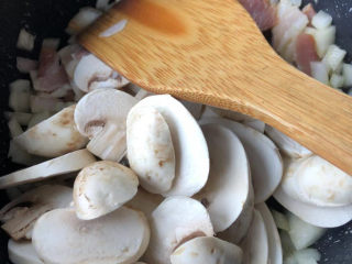奶油蘑菇浓汤,接着放入蘑菇片。