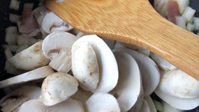 奶油蘑菇浓汤,接着放入蘑菇片。