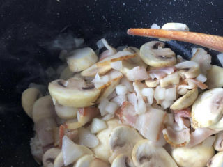 奶油蘑菇浓汤,全部翻炒均匀断生。
