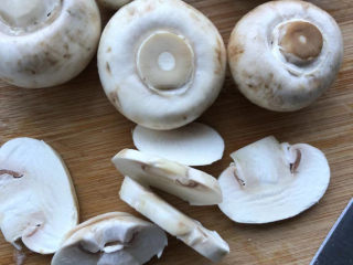 奶油蘑菇浓汤,蘑菇浸泡清洗干净后切片。