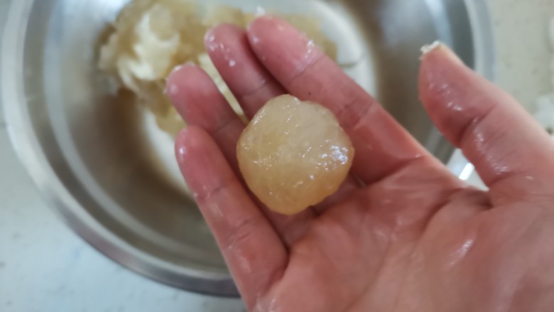 柚子糖,晾至不烫手，手上抹油，或者戴不粘手套，揪一块柚子瓤揉圆
