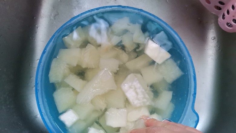 柚子糖,捞出直接清洗，刚开始洗的过水是黄色的