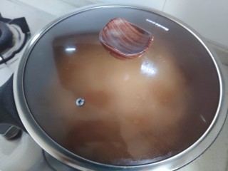 萝卜丝汤,盖上锅盖，转小火，焖煮十分钟