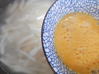 萝卜丝汤,加入鸡蛋液
