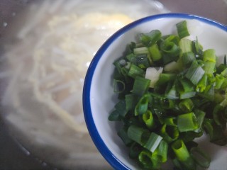 萝卜丝汤,加入小葱，待鸡蛋液凝固结块，搅拌均匀即可