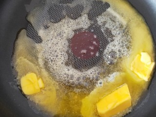 牛扎饼干,黄油放入平底锅中加热至黄油成液体状