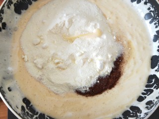 牛扎饼干,棉花糖融化后加入奶粉，黑咖啡粉拌均匀