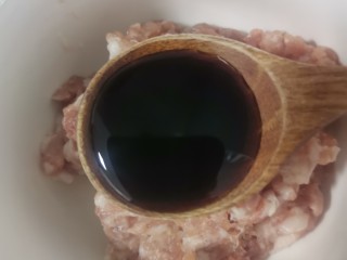 海鲜菇肉丸汤,加入酱油