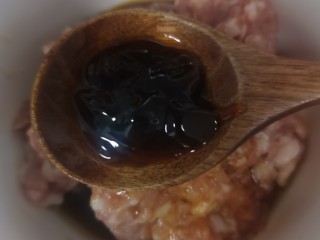 海鲜菇肉丸汤,加入耗油