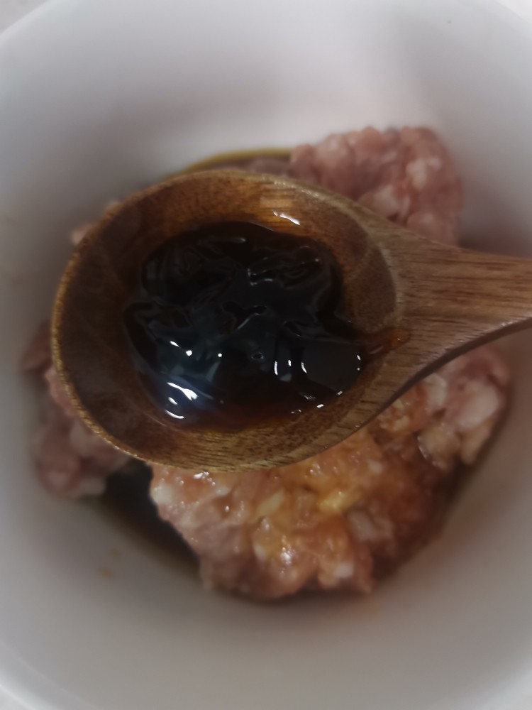 海鲜菇肉丸汤,加入耗油