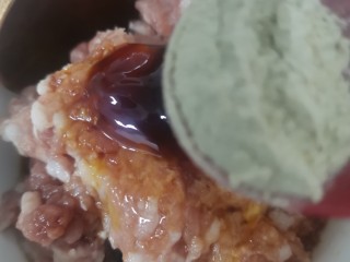 海鲜菇肉丸汤,加入白胡椒粉
