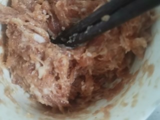 海鲜菇肉丸汤,用筷子像一个方向搅拌上劲