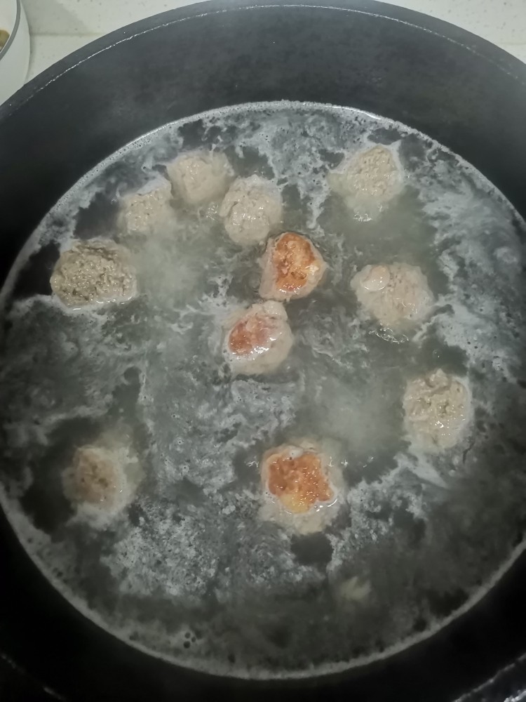 海鲜菇肉丸汤,起锅加清水，水开下肉丸