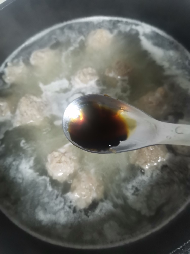 海鲜菇肉丸汤,丸子定型5分熟加入酱油