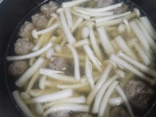 海鲜菇肉丸汤,加入海鲜菇煮5分